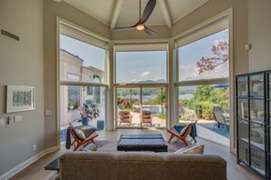 TV, peis, fotballspill og bordtennis