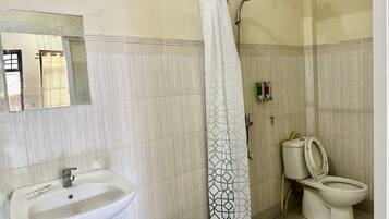 Kamar Double | Kamar mandi | Shower, pancuran hujan, dan handuk