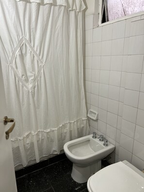 Bañera con ducha, bidet