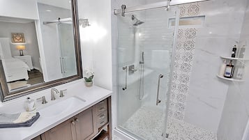 Combined shower/bathtub, hair dryer, towels, soap