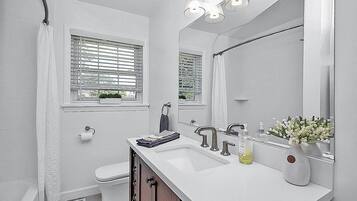 淋浴/盆浴组合、吹风机、毛巾、肥皂