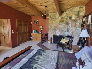 Room - Custom 4000 sg ft Cabin on 5 acres with Hot Tub (Sturgis)
