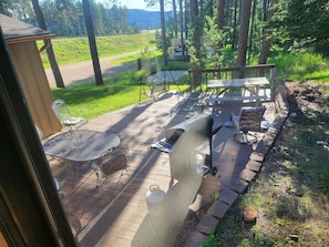 Outdoor dining - Custom 4000 sg ft Cabin on 5 acres with Hot Tub (Sturgis)