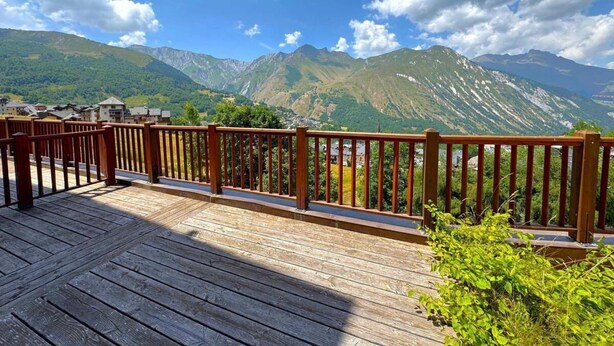 A wooden deck with a railing overlooking a mountainous landscape. - 1st floor, terrace, parking, tv, 60m², Saint Martin de Belleville (Saint-Martin-de-Belleville)