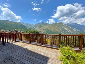 A wooden deck with a railing overlooking a mountainous landscape. - 100m from ski slopes, 1st floor, terrace, parking, tv, 60m², Saint Martin de Belleville (Saint-Martin-de-Belleville)