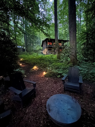 Creekside,firepit,wood stove,family&dog friendly,covered deck dining