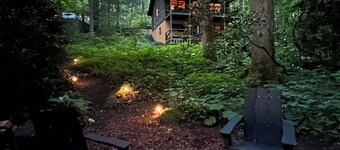 Creekside,firepit,wood stove,family&dog friendly,covered deck dining
