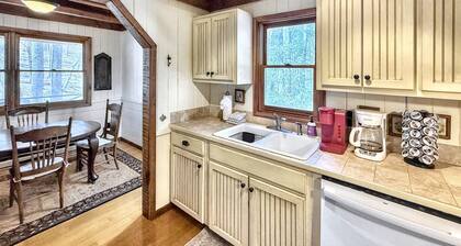 Creekside,firepit,wood stove,family&dog friendly,covered deck dining