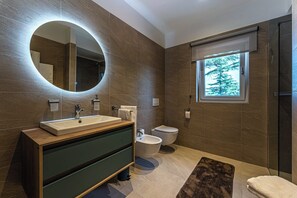 Dusche, Haartrockner, Handtücher