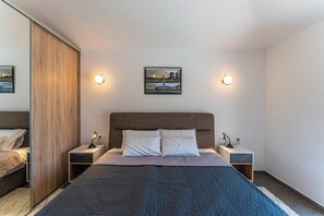 4 bedrooms, iron/ironing board, WiFi, bed sheets