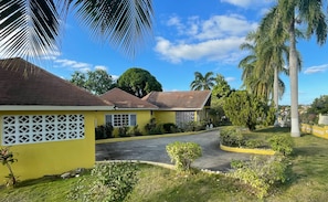 Villa, 5 Bedrooms | Property grounds