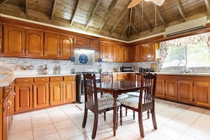 Villa, 5 Bedrooms | Private kitchen