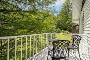 Premium bedding, individually decorated, individually furnished - Trackrock Hollow Lodge (Blairsville)