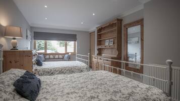 4 bedrooms, iron/ironing board, free WiFi, bed sheets