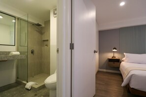 Douche, sèche-cheveux, serviettes fournies