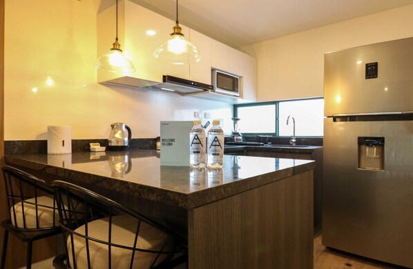 Réfrigérateur, micro-ondes, four, plaque de cuisson