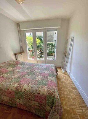 2 chambres, fer et planche à repasser, Wi-Fi, draps fournis