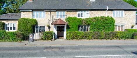 Façana frontal de l'allotjament