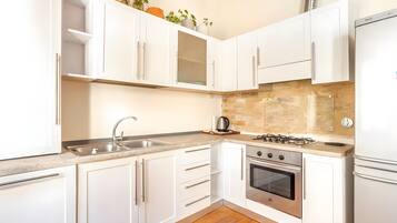 Fridge, oven, stovetop, dishwasher