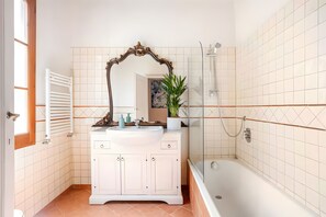 Combined shower/bathtub, hair dryer, bidet, towels - Amazing cozy, silent & bright apartment in the historic center of Florence. (Firenze)