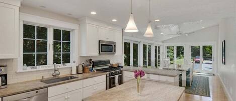 冷蔵庫、電子レンジ、オーブン、コンロ