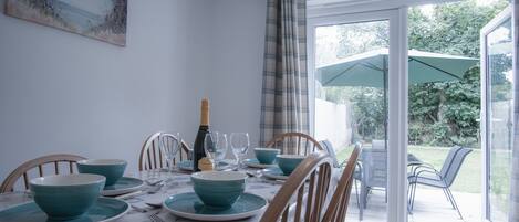 Full-sized fridge, microwave, oven, stovetop