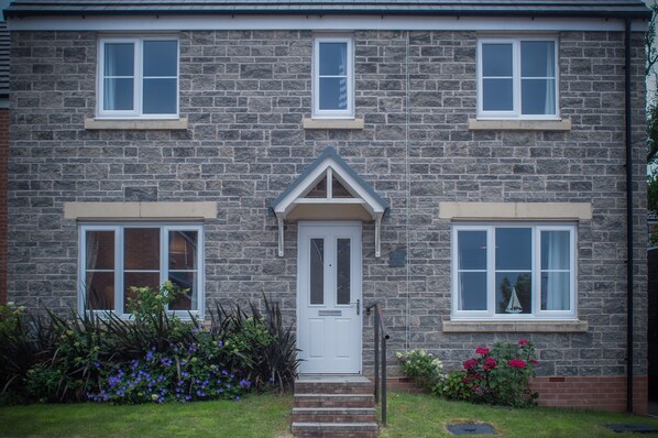 Front of property - Maes Yr Odyn - 3 Bedroom - Narberth (Narberth)