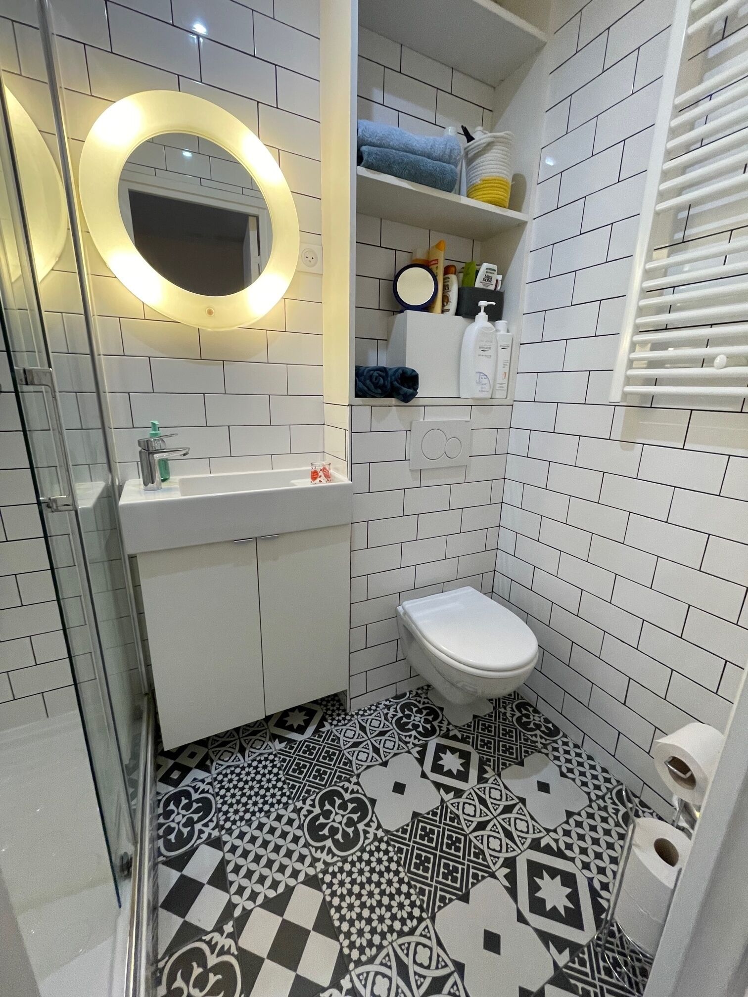 Douche, sèche-cheveux, serviettes fournies, savon