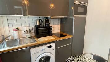 Réfrigérateur, micro-ondes, four, plaque de cuisson