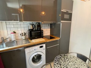 Réfrigérateur, micro-ondes, four, plaque de cuisson