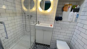 Douche, sèche-cheveux, serviettes fournies, savon