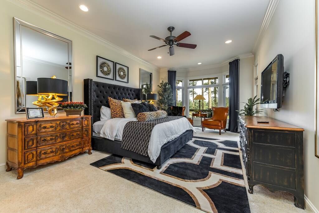 8 slaapkamers, een bureau, een strijkplank/strijkijzer, wifi