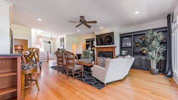 Fernseher, Kamin, Arbeitsbereiche