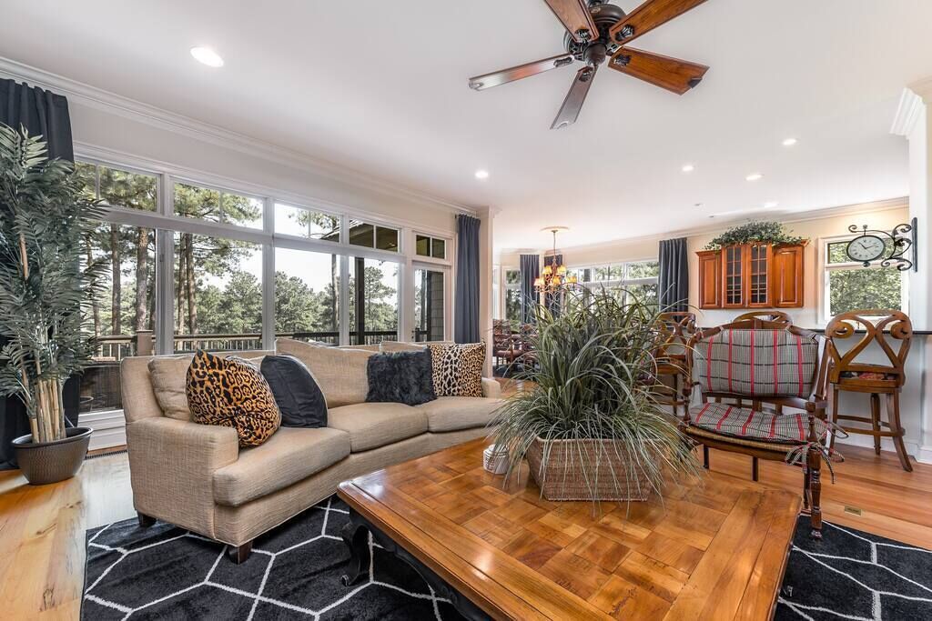 Télévision, cheminée, espaces bureaux