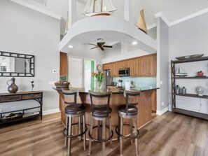 Frigorifero, microonde, piano cottura, lavastoviglie