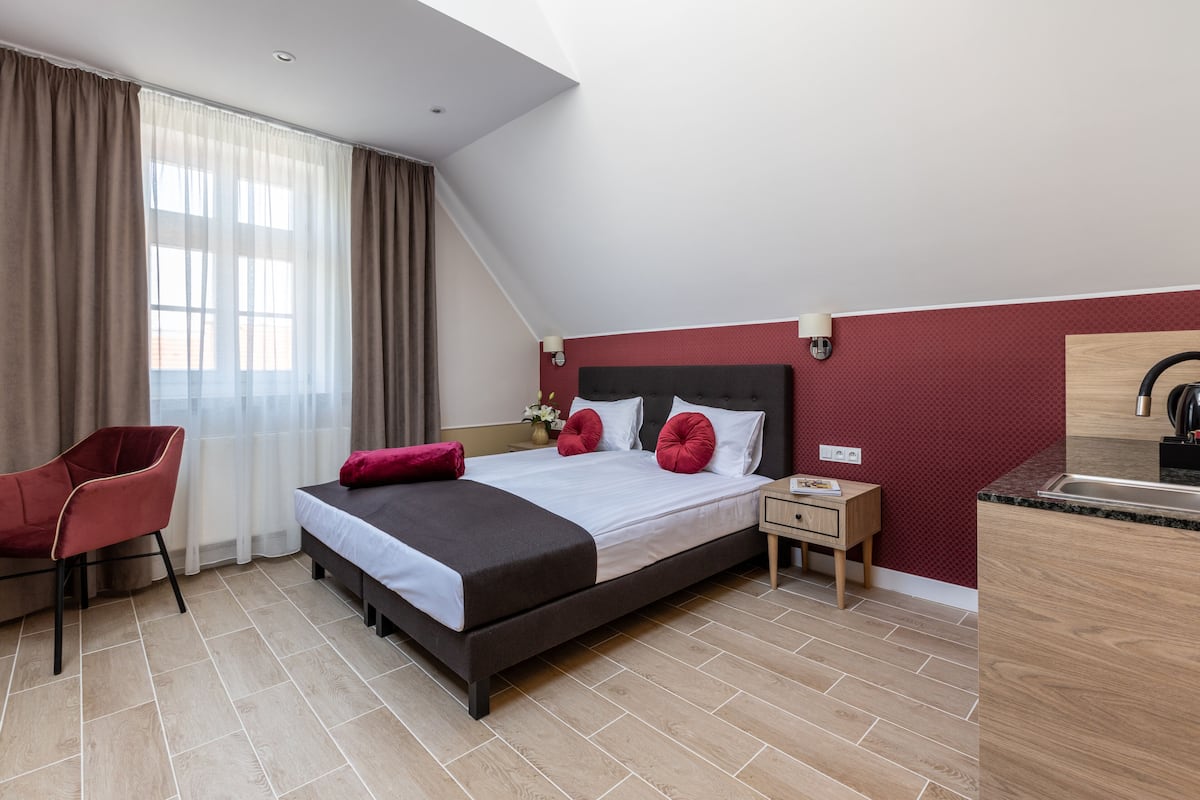 Cuna de viaje, wifi gratis y ropa de cama