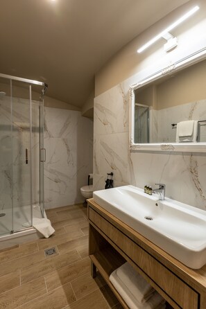 Shower, hair dryer, towels, soap - Apartamenty AR (Poznan)