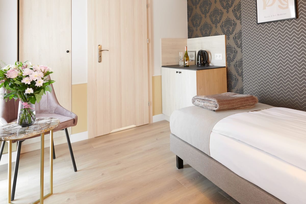 Cuna de viaje, wifi gratis y ropa de cama