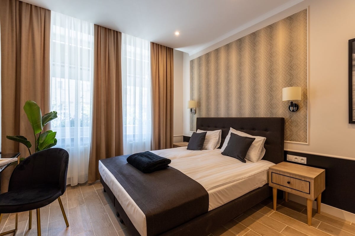 Cuna de viaje, wifi gratis y ropa de cama