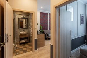 Deluxe Triple Room | Travel cot, free WiFi, bed sheets