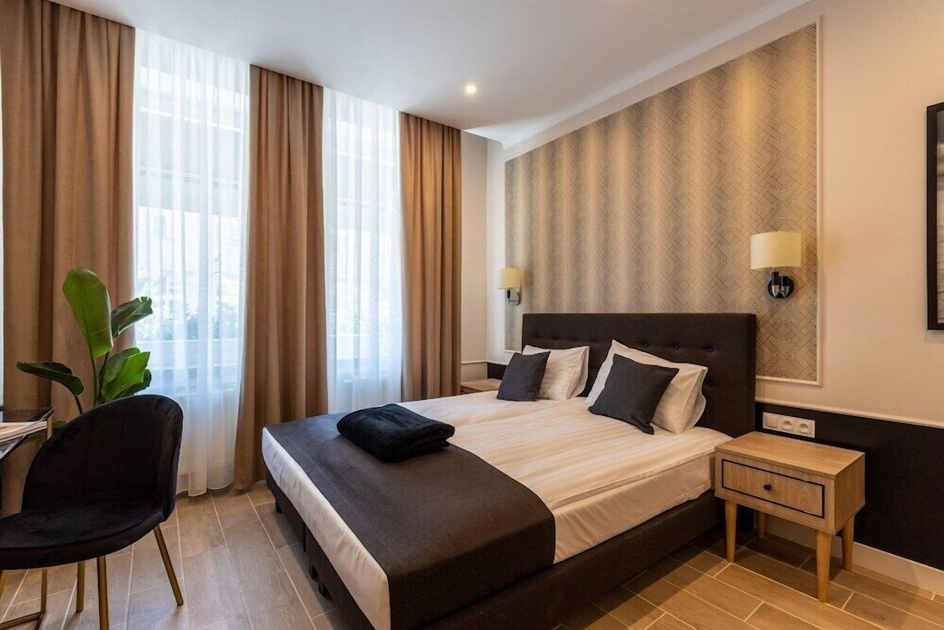 Travel cot, free WiFi, bed sheets