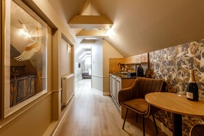 Cuna de viaje, wifi gratis, ropa de cama