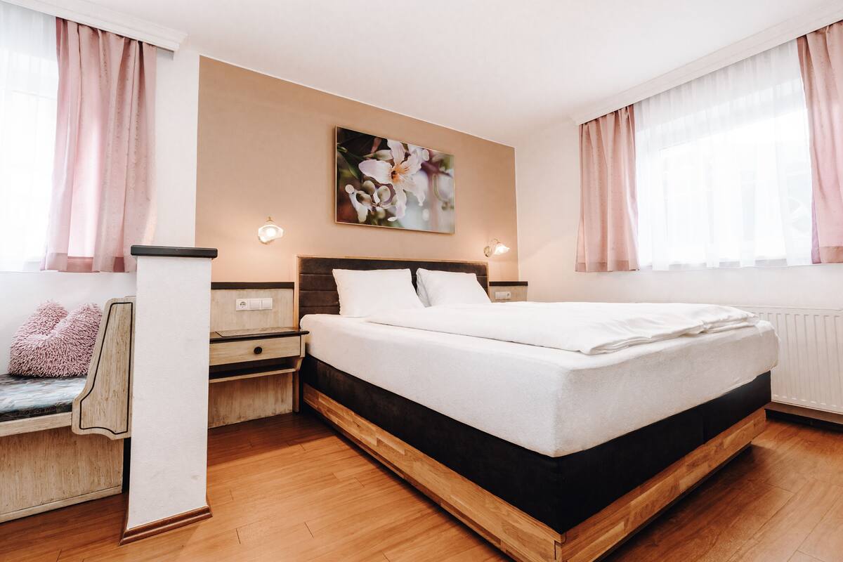Departamento | Ropa de cama hipoalergénica y caja de seguridad en la habitación