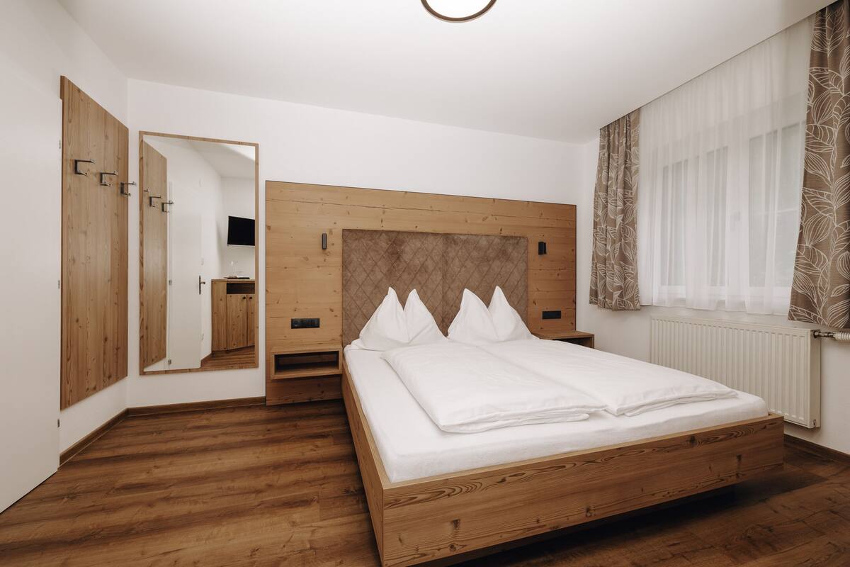 Habitación doble estándar | Ropa de cama hipoalergénica y caja de seguridad en la habitación