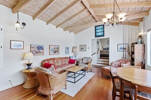 DVD player - Charming Rio del Mar Vacation Rental (Aptos)