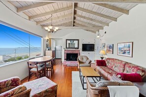 DVD player - Charming Rio del Mar Vacation Rental (Aptos)