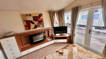 Una Smart TV, una chimenea