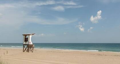 Relaxing oceanfront duplex with rooftop sun deck!