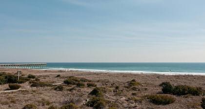 Relaxing oceanfront duplex with rooftop sun deck!