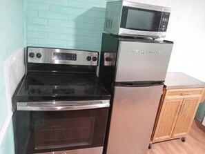 冰箱、微波炉、烤箱、炉灶